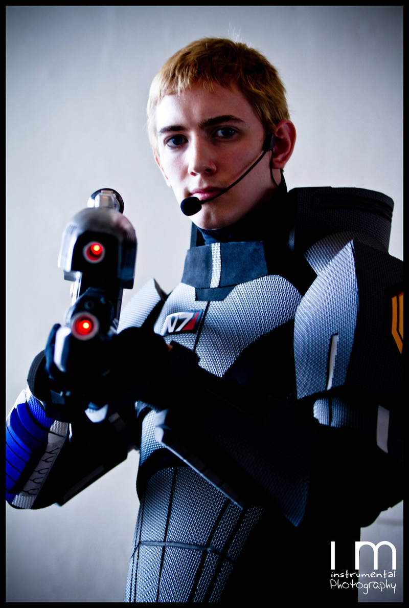Illustration for article titled FemShep and DudeShep Save the Galaxy with Mass Effect Cosplay